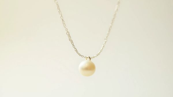 Perles japonaises plates : le bracelet minimaliste qui dit tout