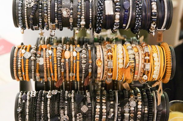 Quelles astuces pour marier des bracelets manchette avec une tenue de soirée?